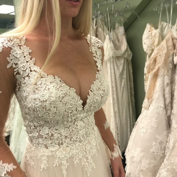 Essense of Australia Wedding Dress - Picture 3 of 11